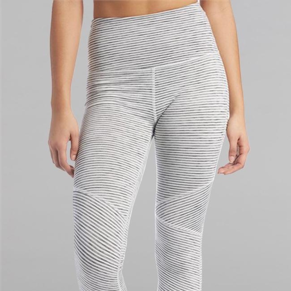 NWOT Beyond Yoga Out of Line legging XS